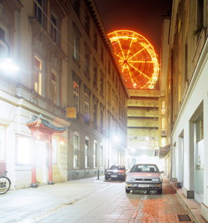 Ein Riesenrad auf einem Parkplatz in Linz