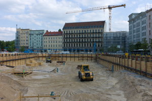 Baugrube in Mitte für ein 'Ein Mieter Gebäude'